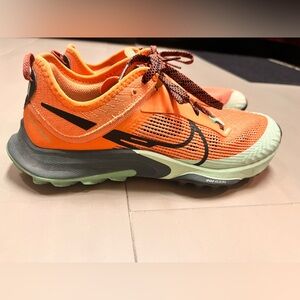 NIKE HIKING/RUNNING SHOES